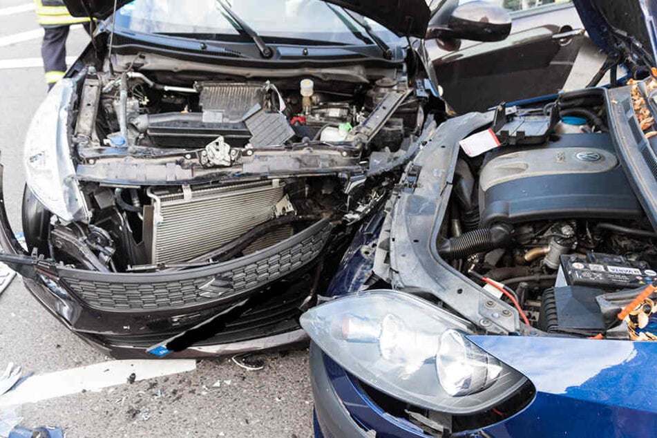 Beide Autos wurden im vorderen Bereich vollkommen demoliert.