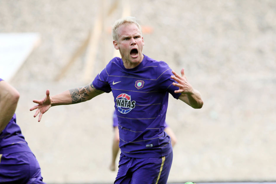 Tor für Erzgebirge Aue, Sören Bertram (23, Aue) erzielt den Treffer zum 1:2 Anschluß.