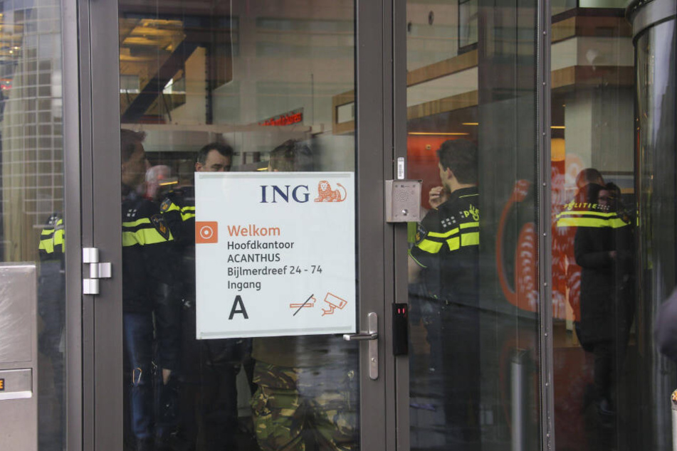 Einsatzkräfte in einem Bankgebäude.
