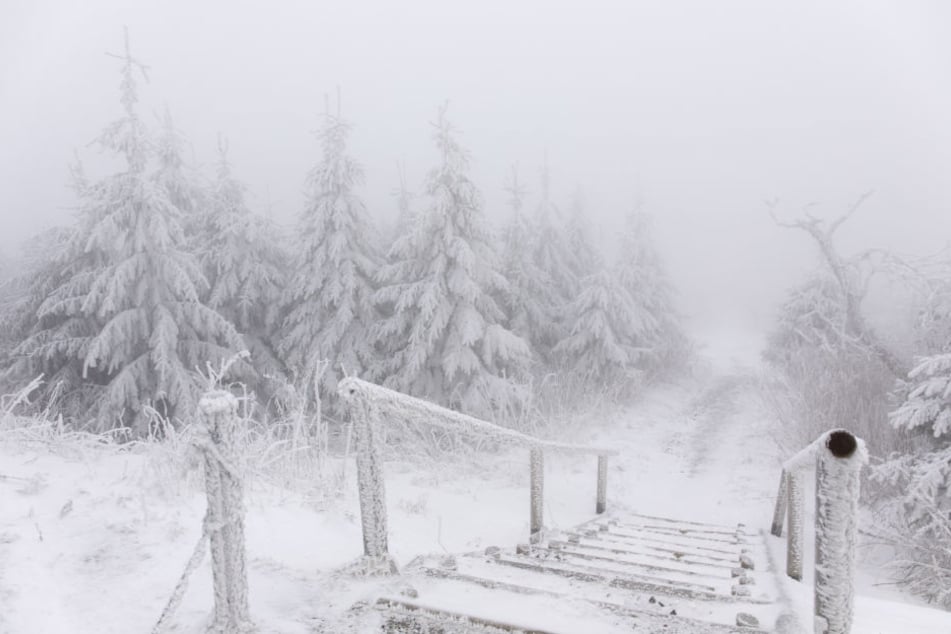 Der Fichtelberg hat sich bereits in eine Winterlandschaft verwandelt.