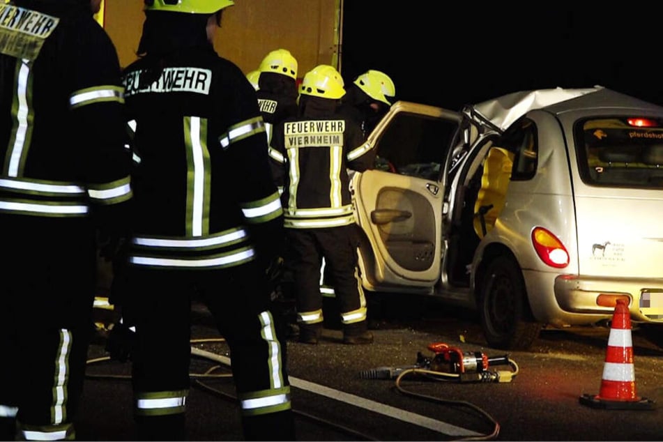 Der Fahrer des Pkws überlebte den Zusammenstoß mit dem Lkw nicht.