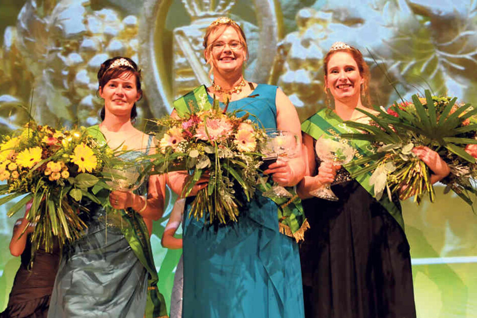 Maria Lehmann (28, Mitte) aus Diesbar ist Sachsens 30. Weinkönigin. Katrin Hecht (r.) und Maria
Czerch unterstützen sie im Amt.