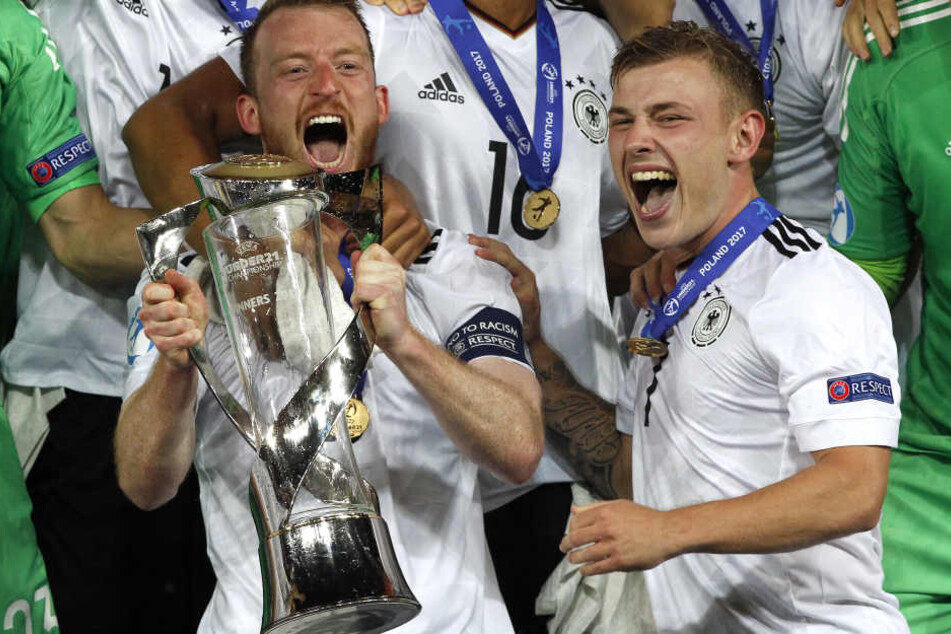 Maximilian Arnold (l) und Max Meyer jubeln mit dem Pokal.