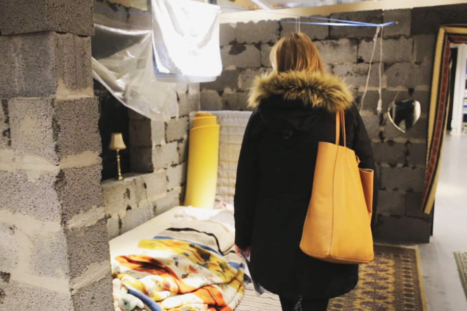 Das ist der Nachbau der kargen, 25 Quadratmeter großen Wohnung, in der in Syrien neun Menschen wohnen.