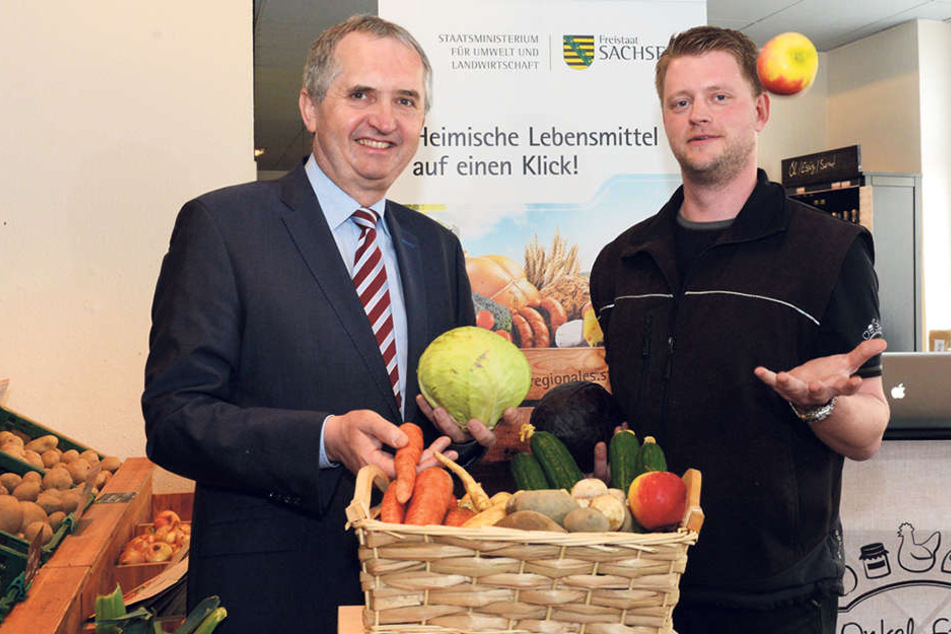 Agrarminister Thomas Schmidt (56) stellt im Dresdner „Onkel Franz“-Laden von
Markus Wenzel das neue Portal für regionale Lebensmittel vor.