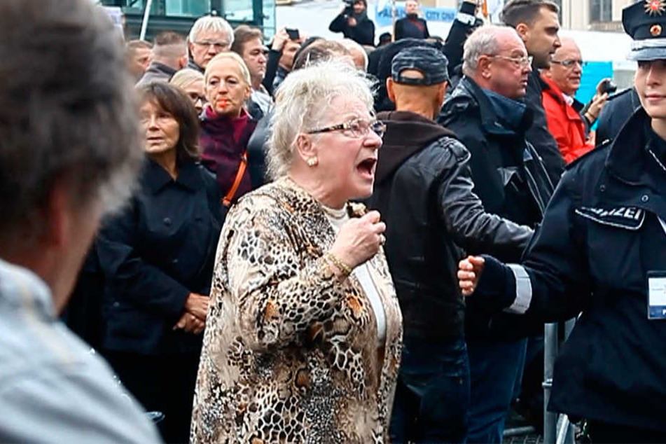 Eine Dresdnerin ist über die politischen Zustände in der Bundesrepublik empört.
