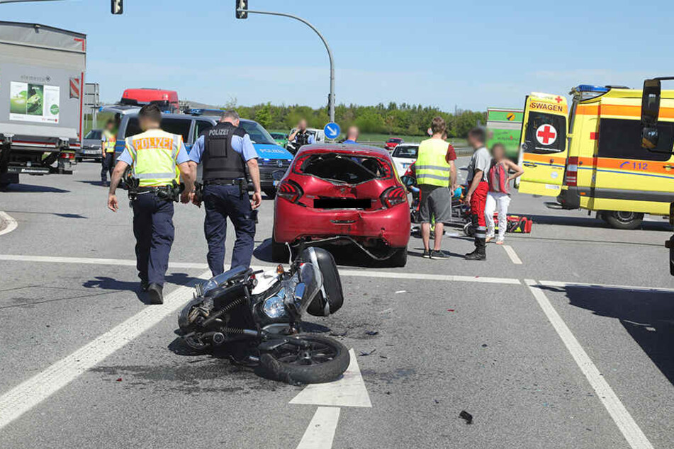 An dieser Kreuzung krachten Motorrad und Auto zusammen.