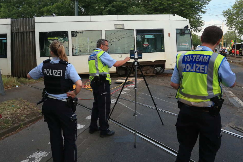 Ein Verkehrsunfallaufnahme-Team der Polizei sichert Spuren am Unglücksort.