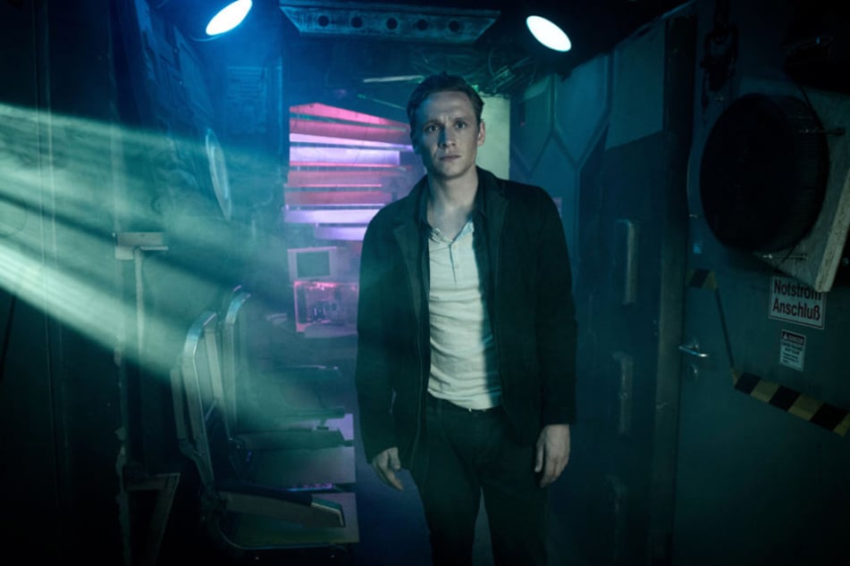 Schauspieler Matthias Schweighöfer (Hotelmanager Lukas Franke) in einer Szene der Amazon-Serie "You Are Wanted".