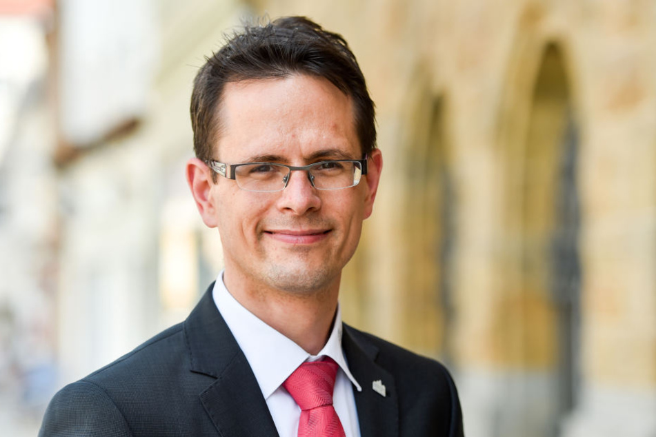 Werdaus Oberbürgermeister Stefan Czarnecki (36) will das Freizeitbad Webalu retten. Bei der Finanzierung schließt er eine Bürgerbeteiligung nicht aus.