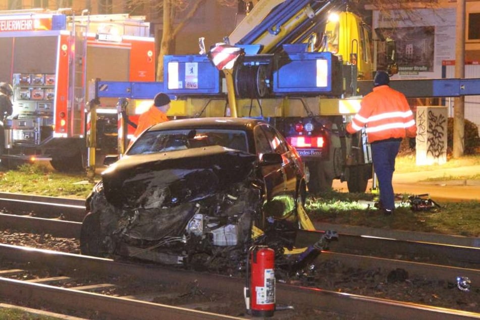 Ein Betrunkener ist am Samstagabend mit seinem Auto in eine Straßenbahn in Berlin gekracht.