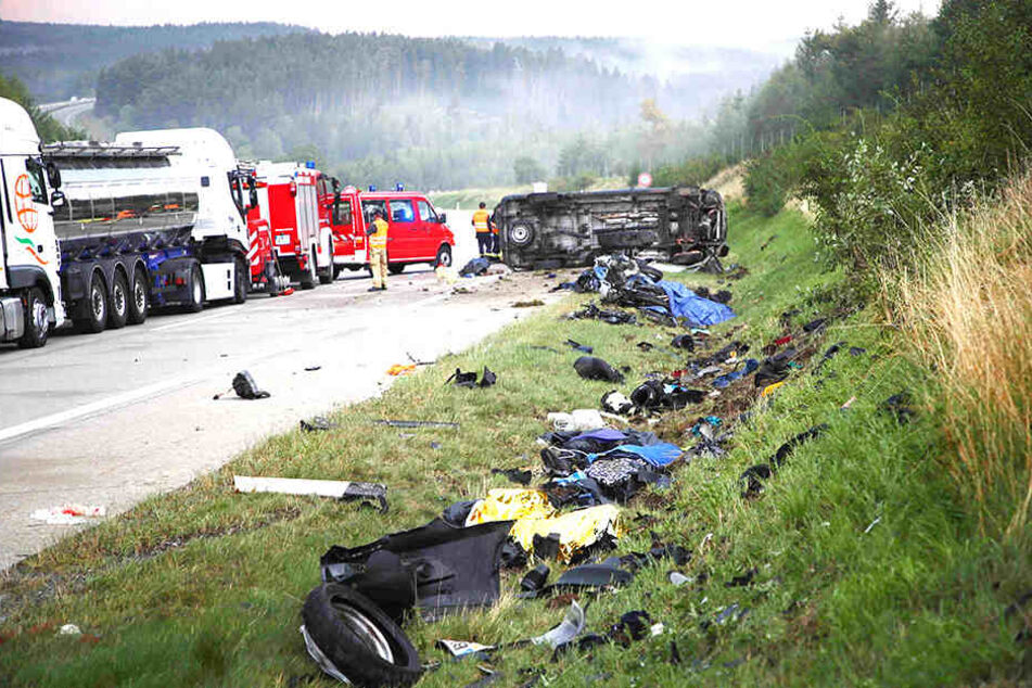 Trümmerteile wohin das Auge reicht, nach der tödlichen Kollision in Thüringen.