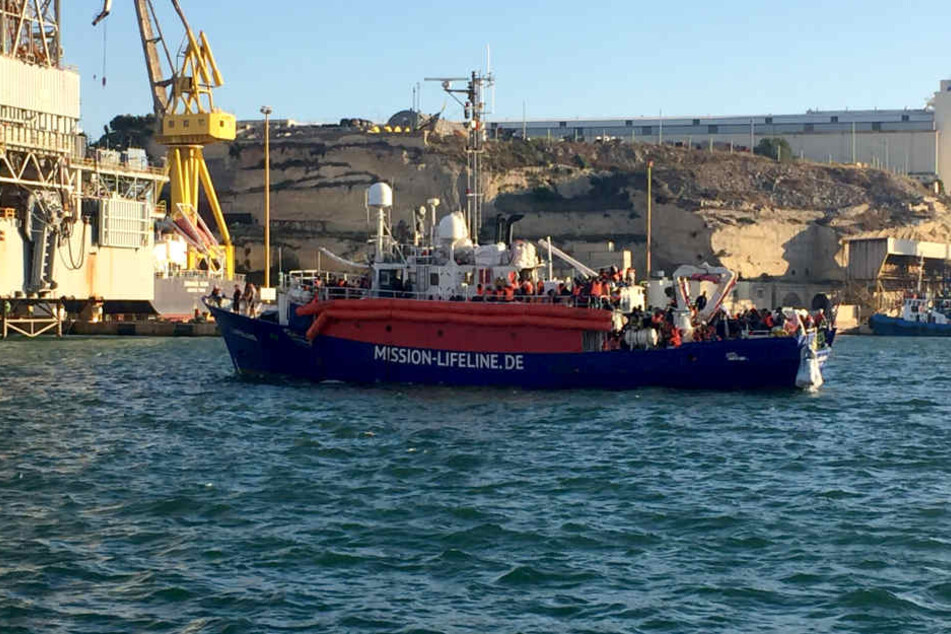 Das Dresdner Schiff fährt unter niederländischer Flagge, was die dortigen Behörden aber bestreiten.