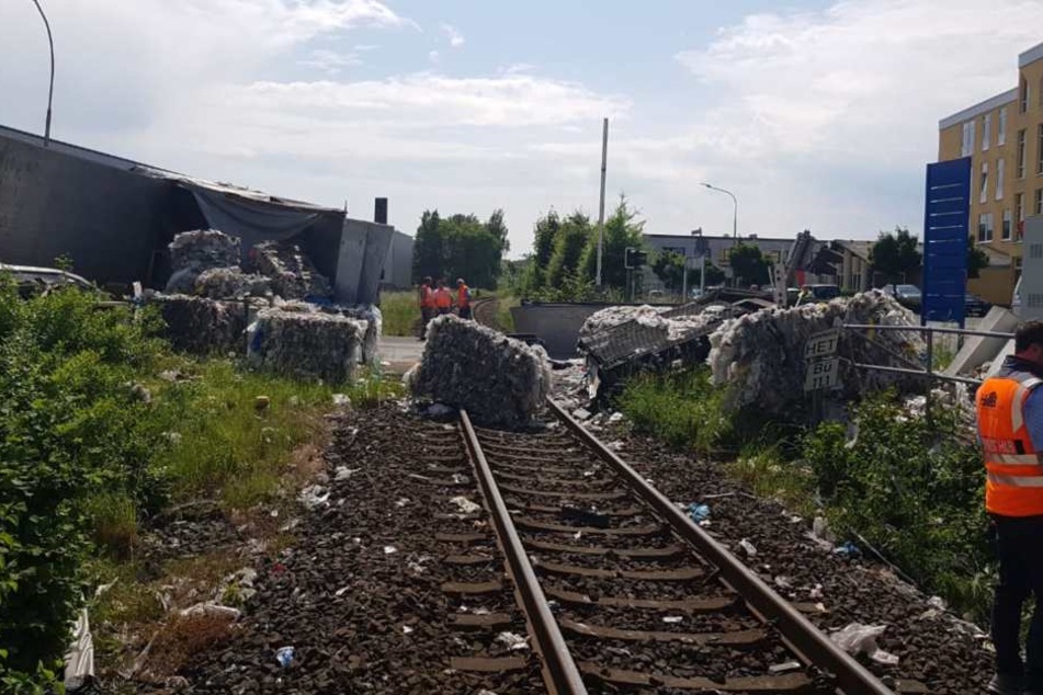 Bild der Zerstörung: Der Bahnübergang in Großen-Buseck.