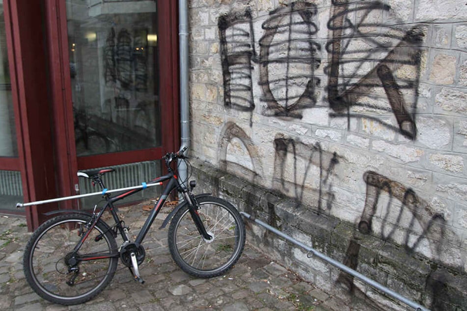 Die Anti-AfD-Graffitis wurden direkt neben den Haupteingang gesprüht.
