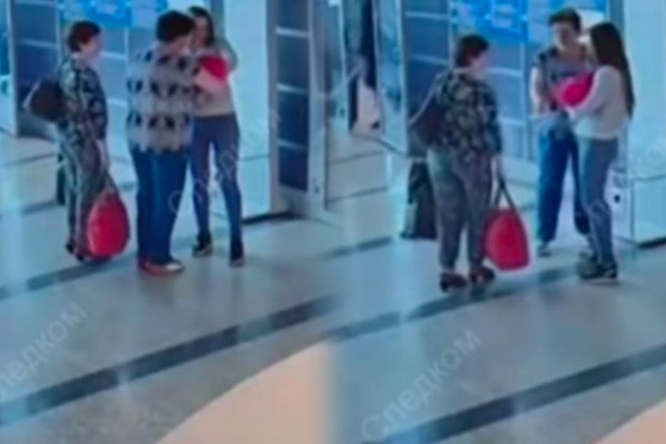 Eine Überwachungskamera filmt die traurigen Szenen, die sich im Flughafen Omsk abspielen.
