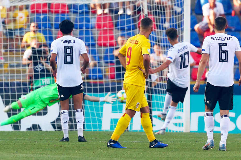 Luca Waldschmidt (Zweiter von rechts) trifft für Deutschland vom Punkt zum 2:2-Ausgleich. In der 90. Minute erzielte er auch noch das erlösende 3:2 für die DFB-Auswahl.