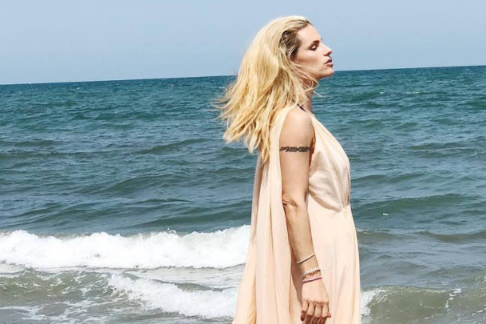Ist es nur die frische Brise vom Meer, die Michelle Hunzikers (41) Kleid so aufbläht?