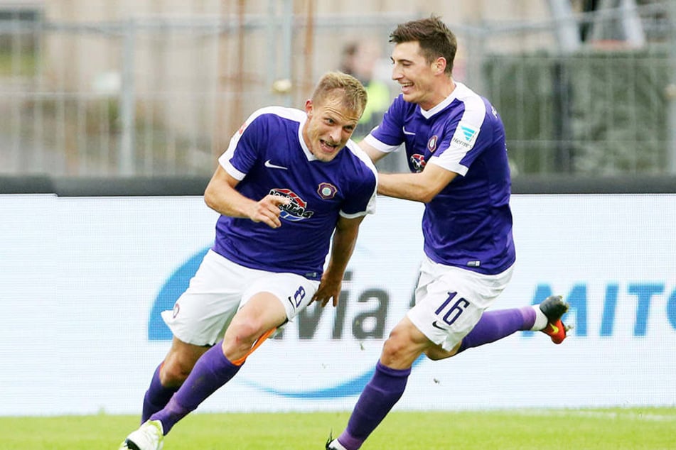 Mario Kvesic (r.) feiert mit Torschütze Nicky Adler.
