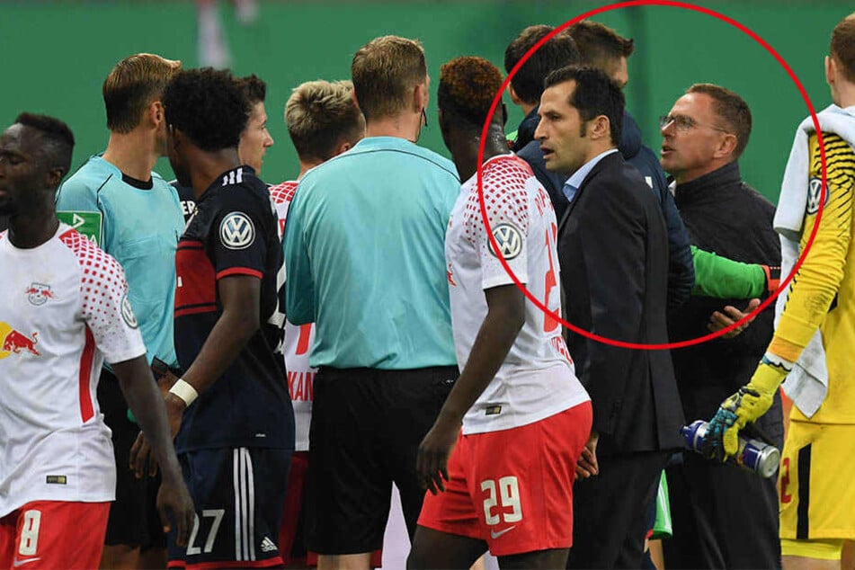 RB-Sportdirektor Ralf Rangnick wollte Schiedsrichter Felix Zwayer eine umstrittene Szene auf seinem Handy zeigen, geriet dabei mit mehreren Bayern-Spielern aneinander.