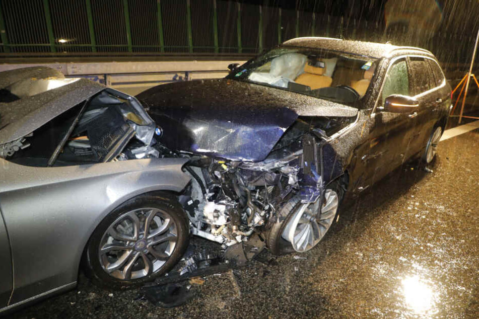 Der BMW (rechts) hatte zunächst einen Unfall.