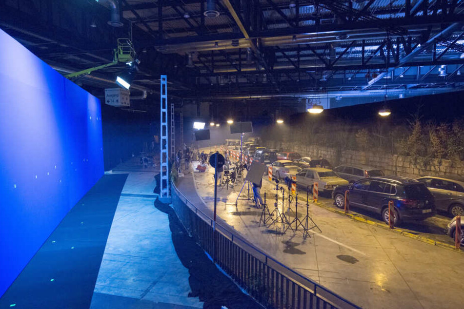 Vor einem riesigen Bluescreen wurde
der Stau in einer Freiburger Messehalle
nachgebaut.