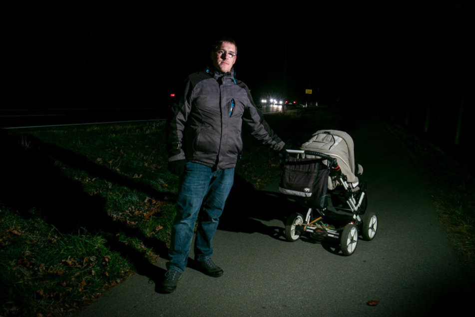 René N. (34) auf dem schmalen Weg zwischen Einkaufszentrum und Wohnviertel in Weißig, den sich Radler und Passanten in beide Fahrtrichtungen teilen müssen.