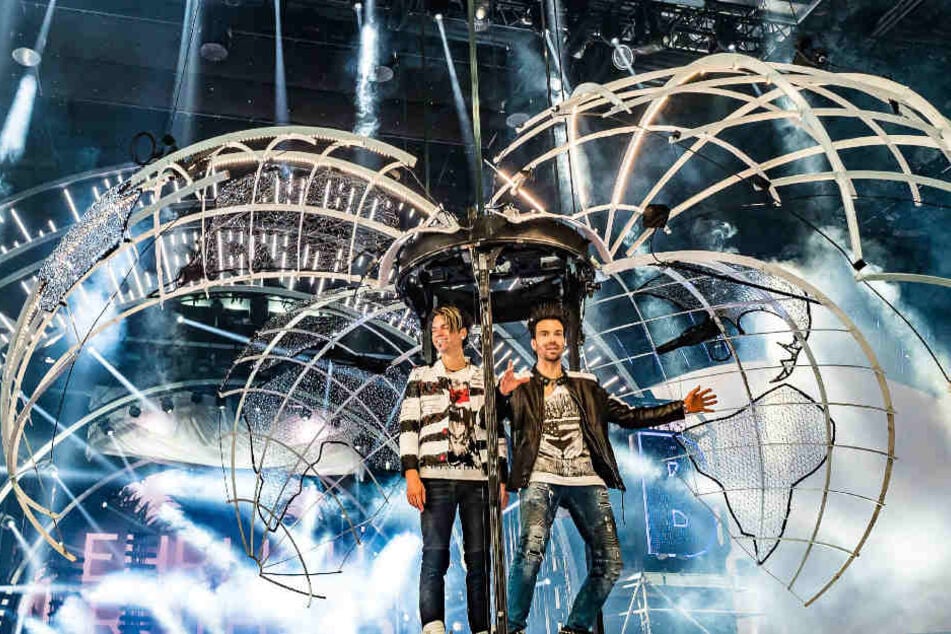 In einer riesigen Weltkugel erscheinen Andreas und Chris zu Beginn der Show.