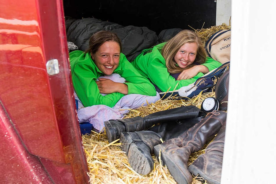 Anne (l.,22) und Isabel (18) schlafen ganz traditionell bei ihren Tieren.
