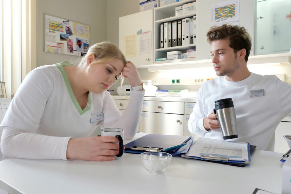 Schwester Miriam (l.) schiebt Doppelschichten, weil sie die nächtliche Ruhe in der Sachsenklinik mag. Doch Pfleger Kris (r.) kommt dem wahren Grund auf die Spur.