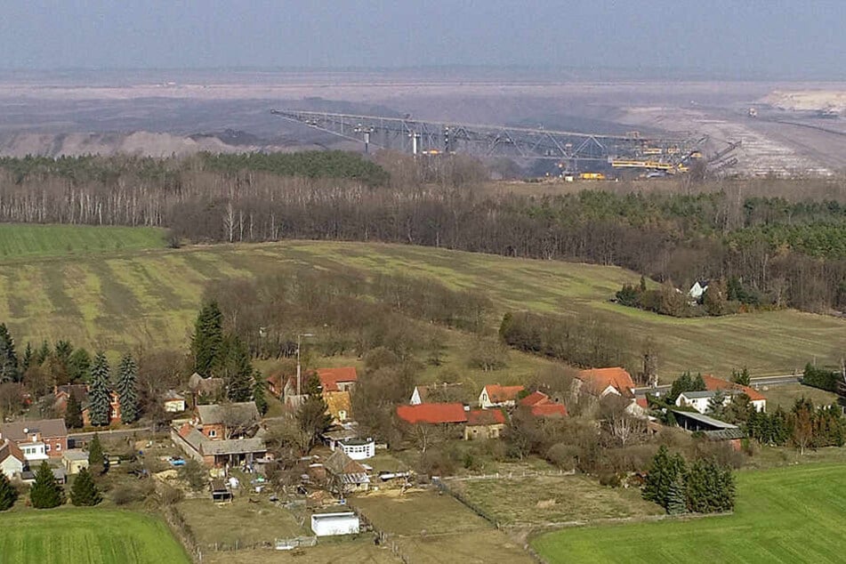 Blick über die Dächer des Ortes Proschim auf den Braunkohletagebau Welzow-Süd der Lausitz Energie Bergbau AG (LEAG). Das Bundeskabinett verabschiedet in seiner Sitzung am 22.05. die Eckpunkte zu Milliarden-Hilfen für den Strukturwandel in den Kohleregione