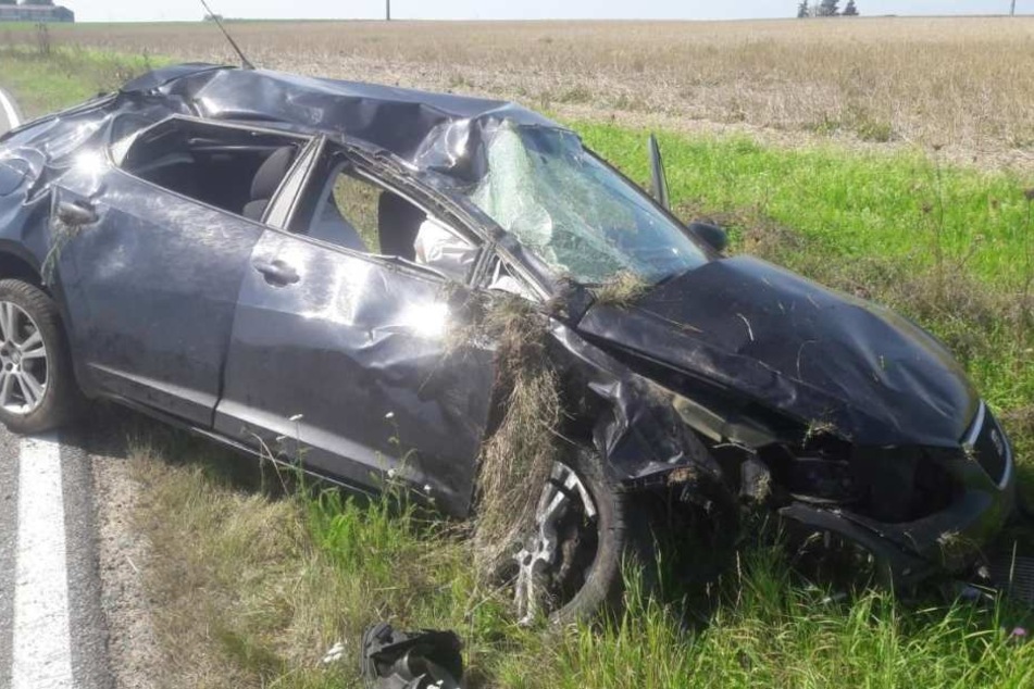 Das Auto kam erst von der Fahrbahn ab und krachte dann in eine Entwässerungsröhre.
