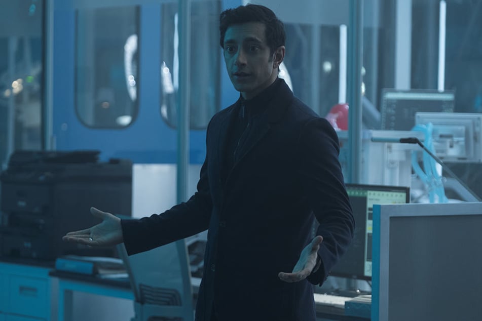 Dr. Carlton Drake (Riz Ahmed) ist ein kaltblütiger, kompromissloser Wissenschaftler.