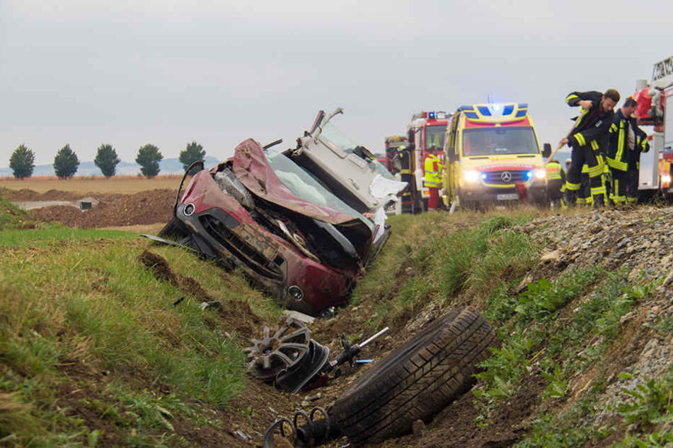 Der Fahrer verlor die Kontrolle über sein Fahrzeug und landete im Straßengraben.