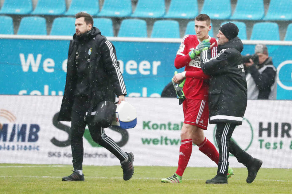 Nach einem Angriff der Jenaer ging Torwart Kevin Kunz zu Boden und musste an der Schulter behandelt werden. Schon in der 5. Minute musste der Chemnitzer ausgewechselt werden.