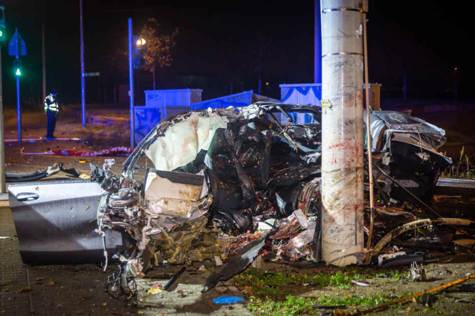 Eine Person, die sich im Auto befand, starb am Unfallort.