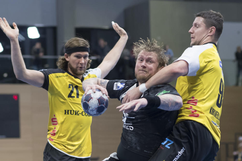 Henning Quade (M.) kämpfte verbissen, erzielte in Dessau vier Tore, ging mit seinem HC Elbflorenz aber als Verlierer vom Feld.