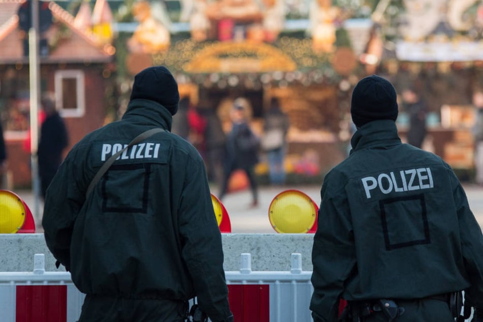 Zwei Polizisten stehen am 21.12.2016 in der Innenstadt in Stuttgart auf dem Weihnachtsmarkt. (Archivbild) Bald ein alltägliches Bild auf unseren Weihnachtsmärkten?
