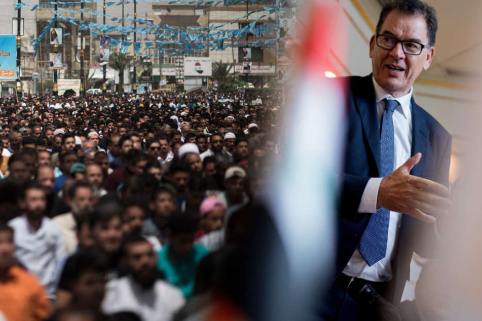 Gerd Müller spricht während einer Unterzeichnungszeremonie zur Zusammenarbeit im Bereich Rückkehr und Reintegration im Irak. (Bildmontage)