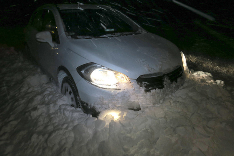 Die Schneewehen waren so hoch, dass Autos stecken blieben.