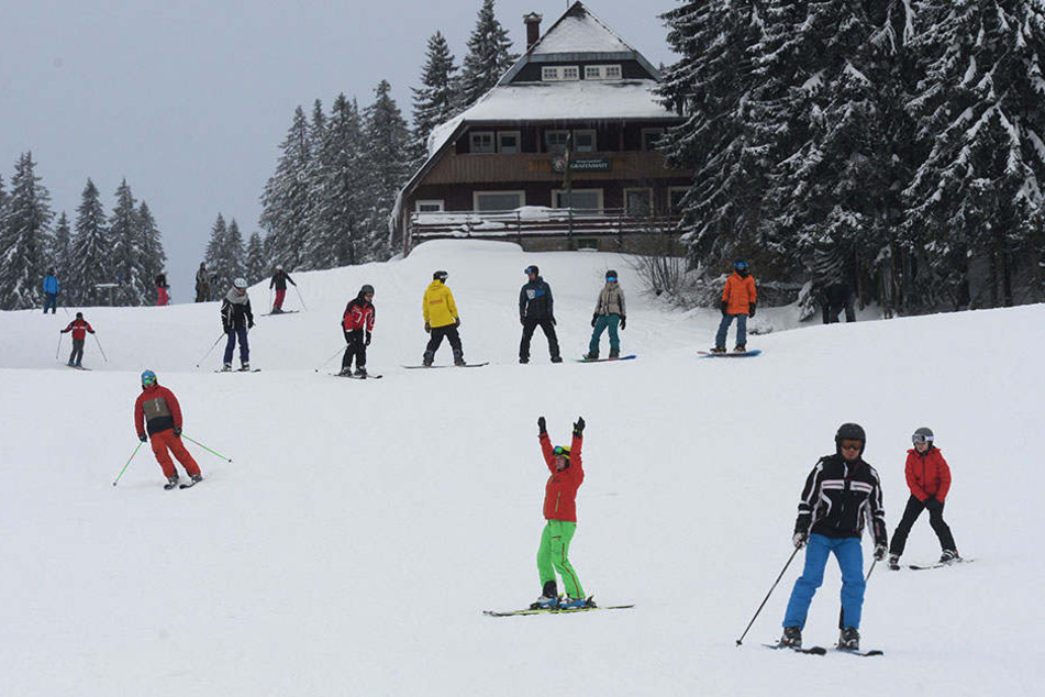 Schneehöhen von fast einem Meter lockten am Wochenende Skifahrer an den Feldberg.