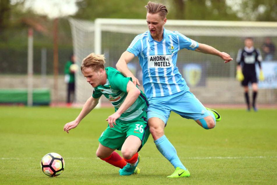 Thore Jacobsen (Bremen) geht im Zweikampf mit Björn Jopek (CFC) zu Boden.