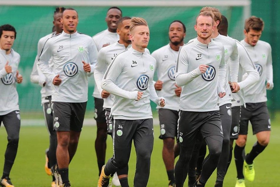 Zwei Ex-Dresdner in Wolfsburg: Marvin Stefaniak (Nummer 34) und Maximilian Arnold laufen vorne weg.