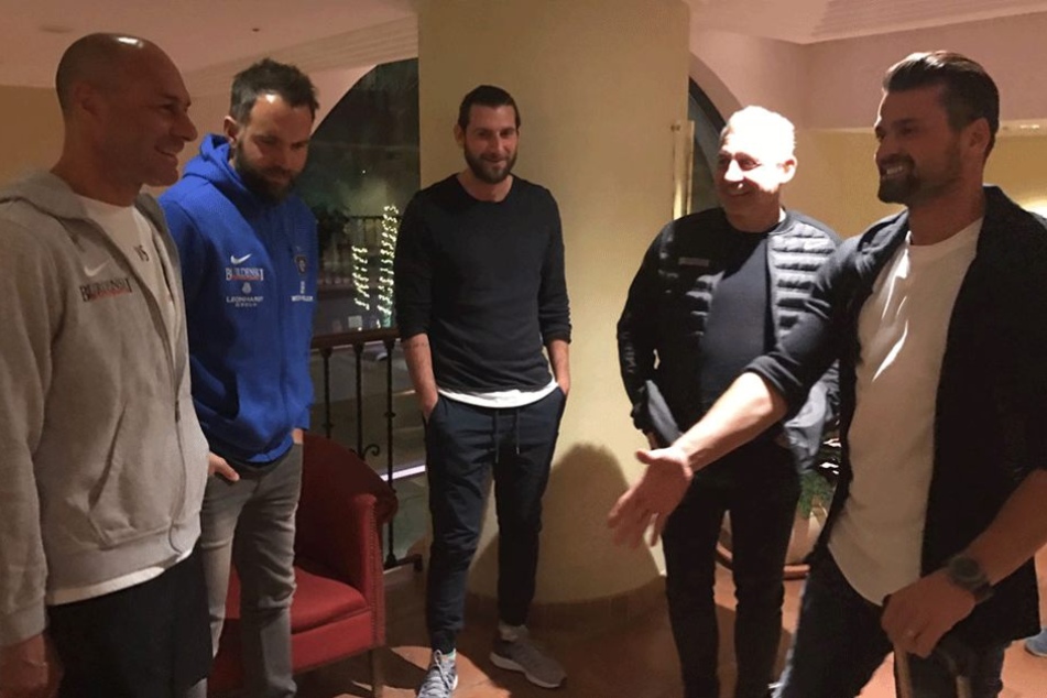 Herzlich Willkommen: Albert Bunjaku (r.) wurde vom Trainerteam in Empfang genommen. (v.l.) Fitnesstrainer Werner Schoupa, Torwarttrainer Max Urwantschky, Co-Trainer Robin Lenk und Chefcoach Pavel Dotchev freuen sich auf den Stürmer.