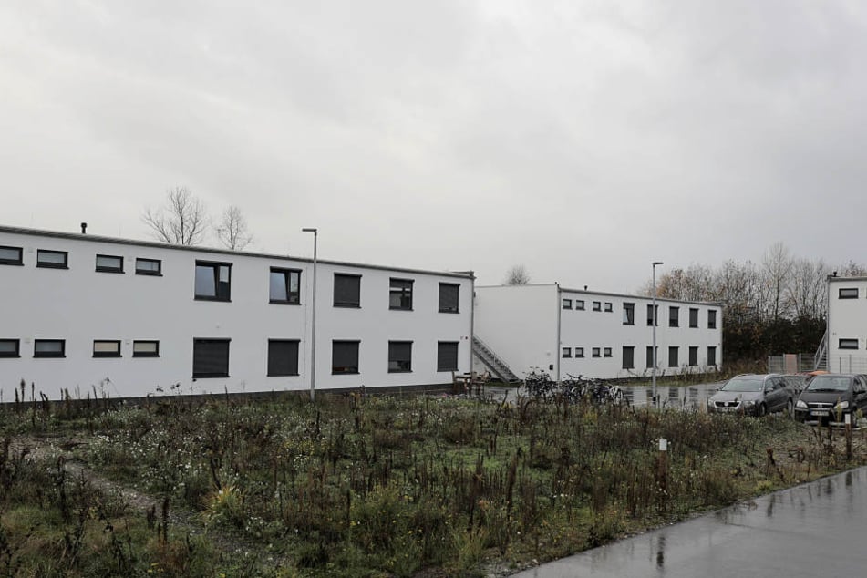 Blick auf eine kommunale Unterkunft, in der neben Flüchtlingen auch Obdachlose untergebracht sind.