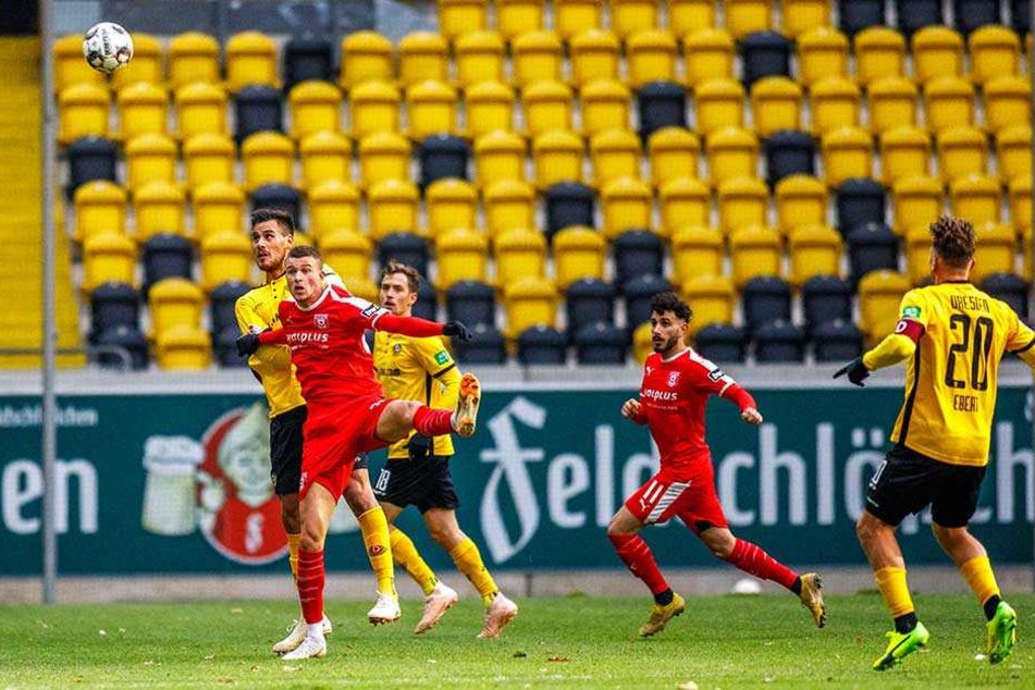 Dumic (li.) im Kopfballduell mit einem Hallenser Spieler.