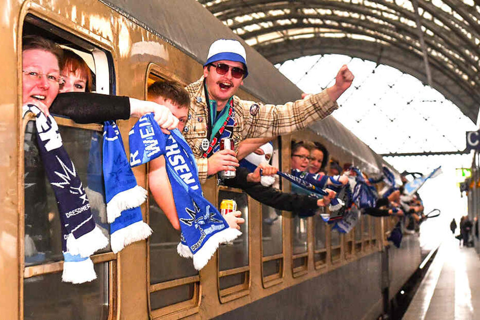 Da war die Stimmung prächtig, als die gut 300 Eislöwen-Fans am Freitagmittag mit vom Dresdner Hauptbahnhof per Sonderzug nach Kassel starteten.