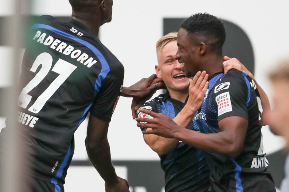 Doppelpacker Christopher Antwi-Adjej (rechts) lässt sich von Babacar Gueye (links) und Kai Pröger feiern.