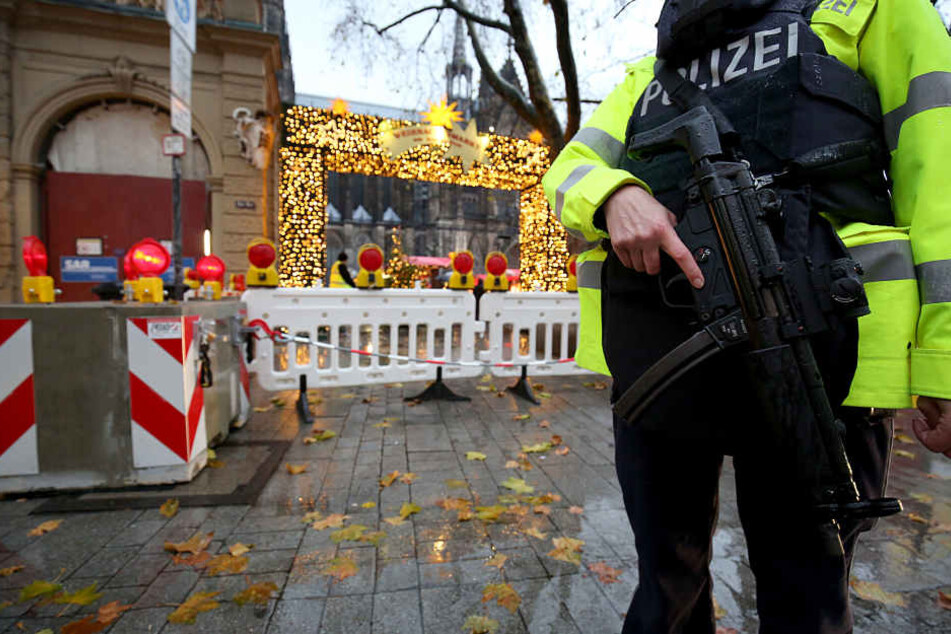 Im Jahr 2017 sicherten Polizisten mit Maschinenpistolen die Weihnachtsmärkte in Köln und NRW ab. Dieses Jahr sollen sie sichtbar Präsenz zeigen, aber ohne große Waffen.