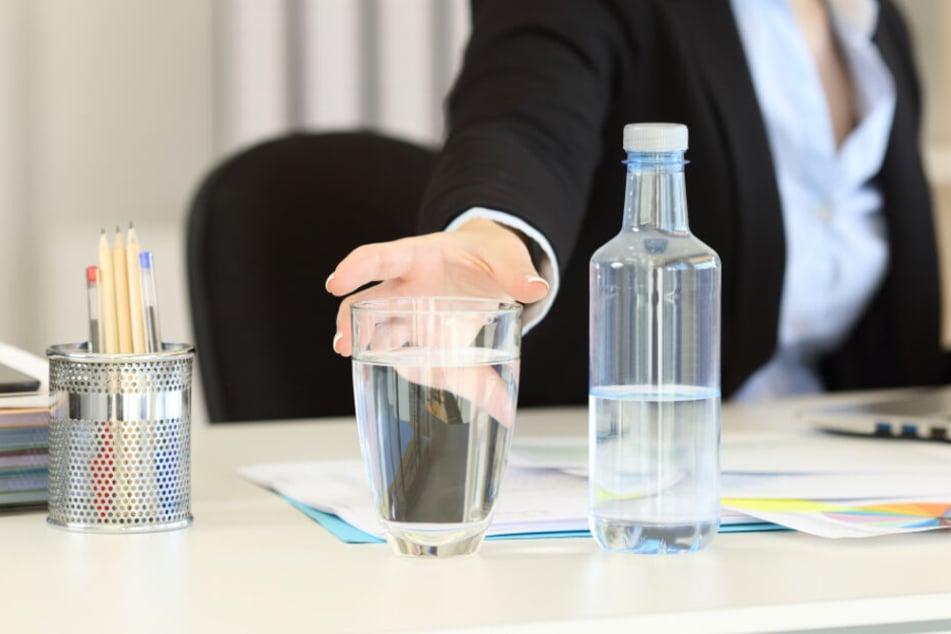 Wasser während der Arbeitszeit zu trinken, ist niemals sittenwidrig. So etwas kann kein Drogeriemarkt der Welt befehlen (Symbolbild).